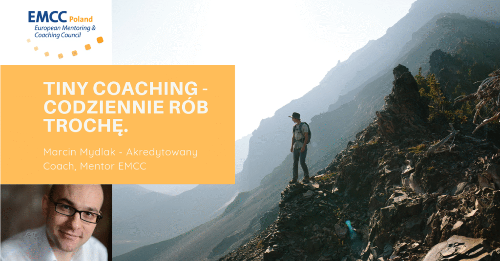 Zdjęcie chłopaka stojącego na krawędzi góry na tle większych gór za mgłą. Jest również tekst: Tiny coaching - codziennie rób trochę. Marcin Mydlak - Akredytowany Coach, Mentor EMCC