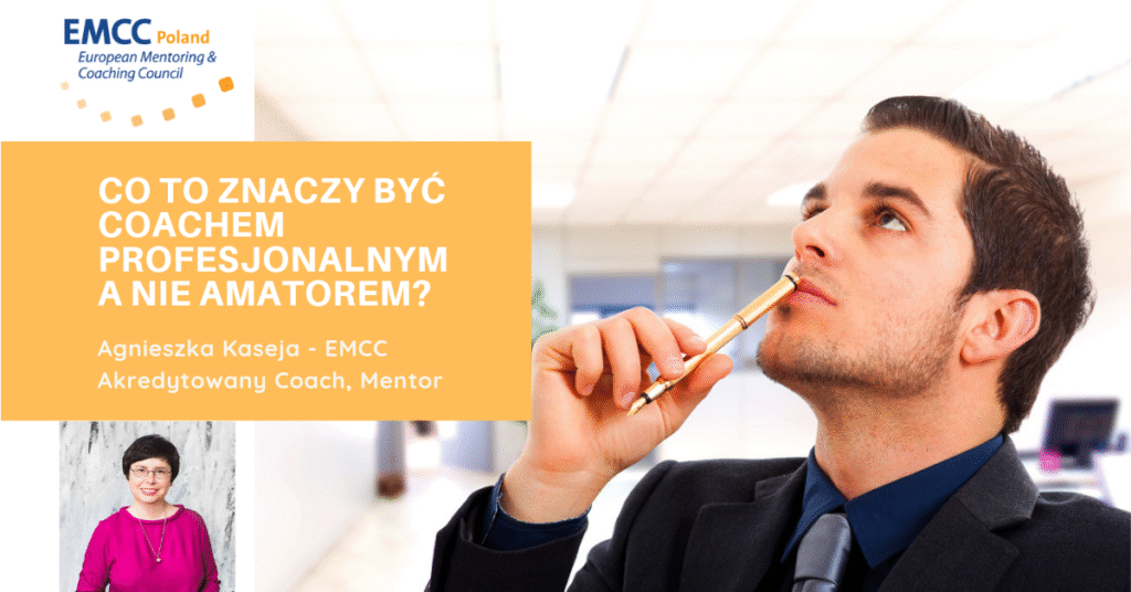 Zdjęcie zamyślonego mężczyzny, przykładającego długopis do ust. Jest też napis Co to znaczy być coachem profesjonalnym a nie amatorem. Agnieszka Kaseja - EMCC Akredytowany Coach, Mentor