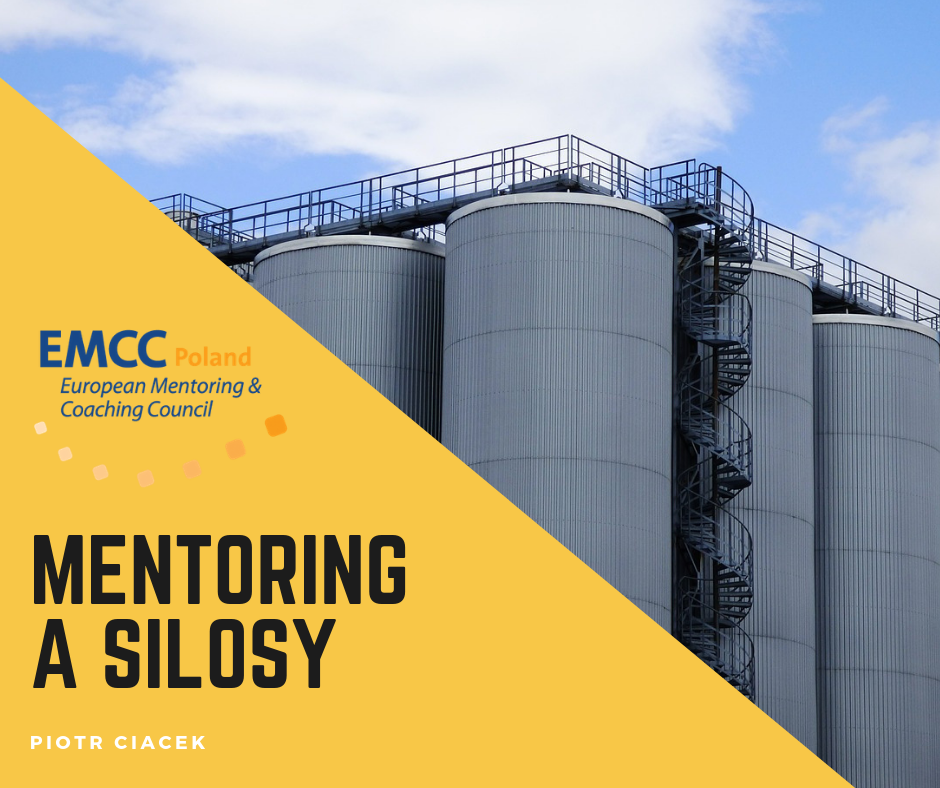 Zdjęcie silosów z tekstem: "Mentoring a silosy Piotr Ciacek"