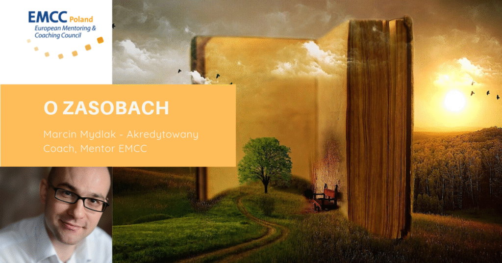 Obraz ścieżki polnej prowadzącej do otwartej księgi, z rysunkiem drzewa oraz ławki, a w tle jest zachód słońca nad lasem. Jest również tekst O zasobach Marcin Mydlak - Akredytowany Coach, Mentor EMCC