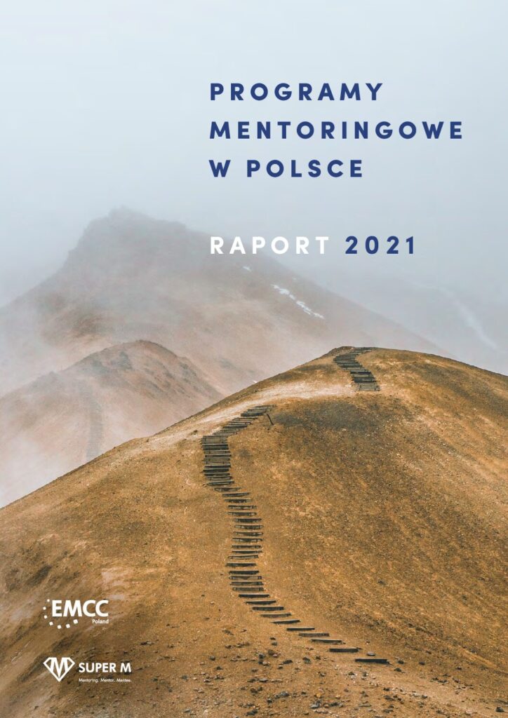 Okładka Raport 2021 Programy mentoringowe w Polsce, na której są góry za mgłą ze schodami